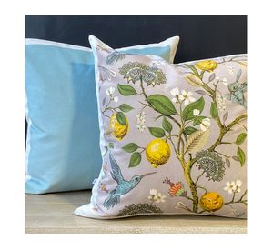 Cojín 60x60 cm Pantone 0821 cielo crudo