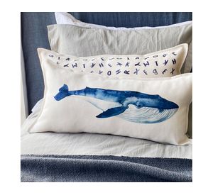 Cojín 70x35 cm Ballena azul crudo