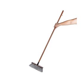 Escoba negra con mango bambú