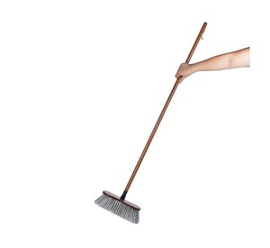 Escoba negra con mango bambú