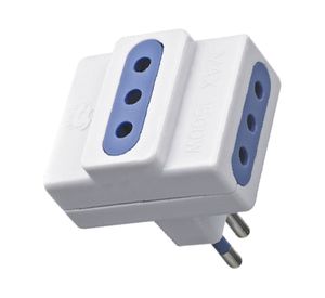 Adaptador triple 10A 2P+T blanco McCarthy.
