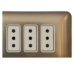 Toma triple 2 p+t 10 a nea titanio armada Bticino