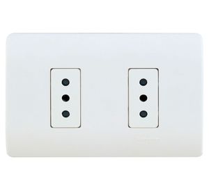 Placa armada tomacorriente doble 10A 2P+T Génesis blanco Schneider
