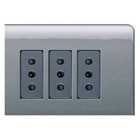 Placa armada tomacorriente triple 10A 2P+T Génesis humo Schneider
