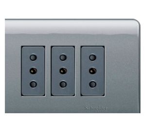 Placa armada tomacorriente triple 10A 2P+T Génesis humo Schneider