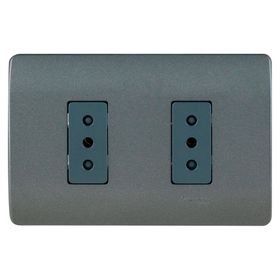 Placa armada tomacorriente doble 10A 2P+T Génesis humo Schneider