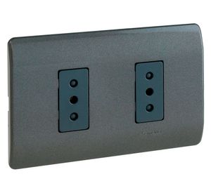 Placa armada tomacorriente doble 10A 2P+T Génesis humo Schneider