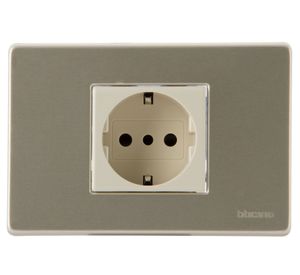 Enchufe hembra schuko embutido 10/16 amp aluminio Bticino