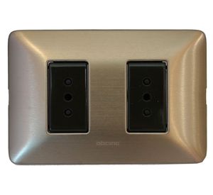 Toma corriente doble 10 a magic titaneo Bticino