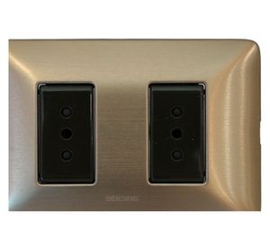 Toma corriente doble 10 a magic titaneo Bticino