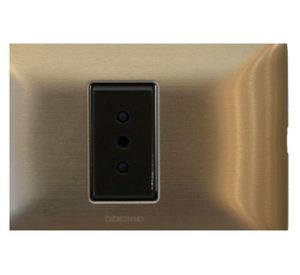 Toma corriente simple 10 a magic titaneo Bticino