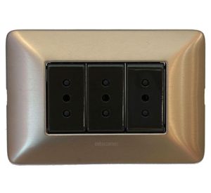 Toma corriente triple 10 a magic titaneo Bticino