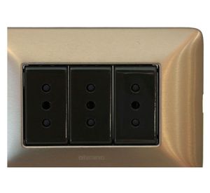 Toma corriente triple 10 a magic titaneo Bticino