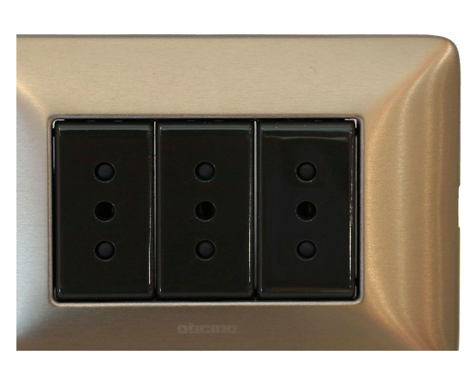 Toma Corriente Triple 10A Magic Titaneo Bticino