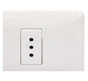 Enchufe hembra 2 p+t simple blanco armad matix Bticino