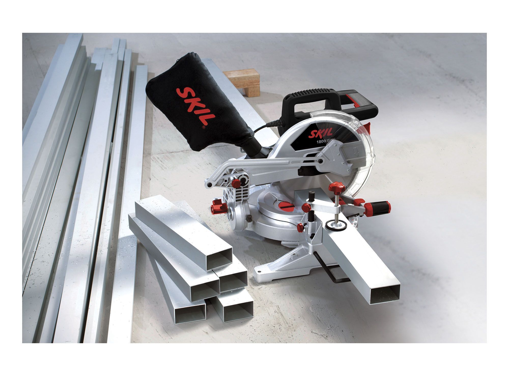 Ingleteadora 10'' 1800W 3310 Skil