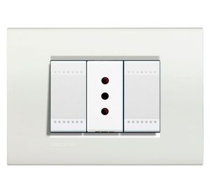 Toma simple 10A armado blanco Bticino