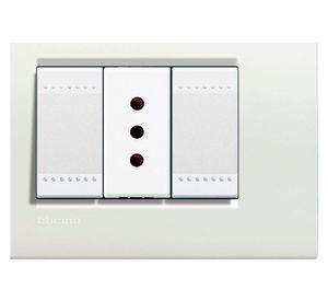 Toma simple 10A armado blanco Bticino