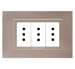 Placa armada tomacorriente triple 10A 2P+T Modular oro Kalop