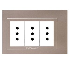Placa armada tomacorriente triple 10A 2P+T Modular oro Kalop