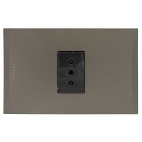 Placa armada tomacorriente simple 10A 2P+T Nóbile café Bticino