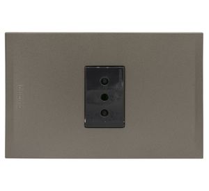 Placa armada tomacorriente simple 10A 2P+T Nóbile café Bticino