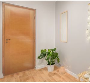 Puerta interior barnizada Milano Enchapada 75x200 cm Itma.