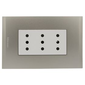 Placa armada tomacorriente triple 10A 2P+T Nóbile perla Bticino