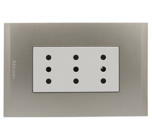 Placa armada tomacorriente triple 10A 2P+T Nóbile perla Bticino