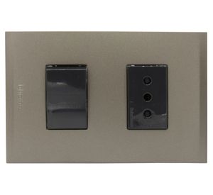 Placa armada interruptor + tomacorriente 10A Nóbile café Bticino