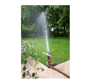 Aspersor con estaca Gardena.
