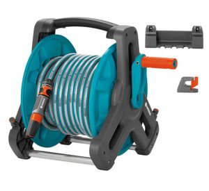 Enrollador de manguera + manguera Gardena.