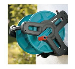 Enrollador de manguera + manguera Gardena.