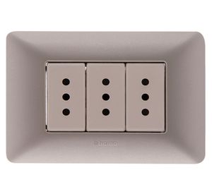 Toma corriente triple matix beige Bticino