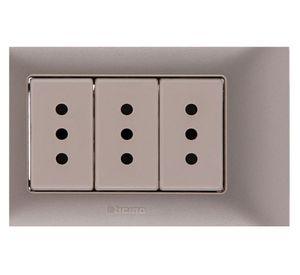 Toma corriente triple matix beige Bticino