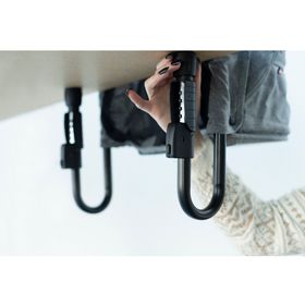 Silla de comer portátil perch charcoal Guzzie+Guss