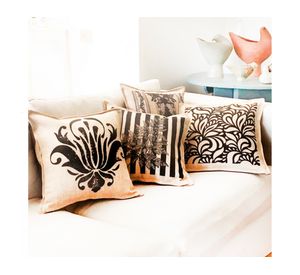 Cojín 45x45 cm Trama flores negro arena