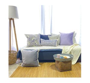 Cojín 60x60 cm Pantone 270 lavanda crudo